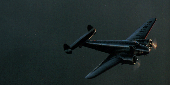 Bild: Lockheed Electra vor Wolken bei Dawn