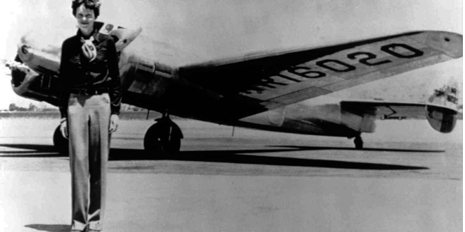 Bild: Amelia Earhart vor Flugzeug