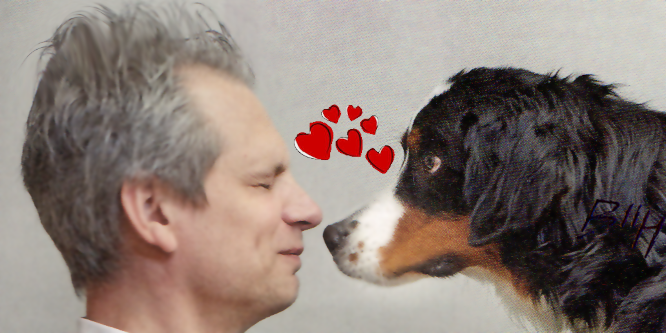 Bild: Forscher mit verliebtem Hund schließt Augen