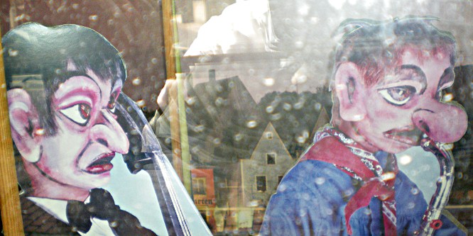 Bild: Schaufenster mit Tuennes und Schael