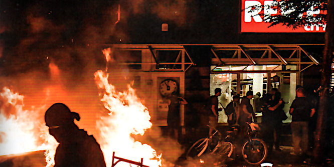 Chaoten legen Feuer und plündern in Hamburg einen REWE Markt