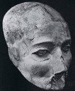 Skull with plaster from the Jericho-2 temple