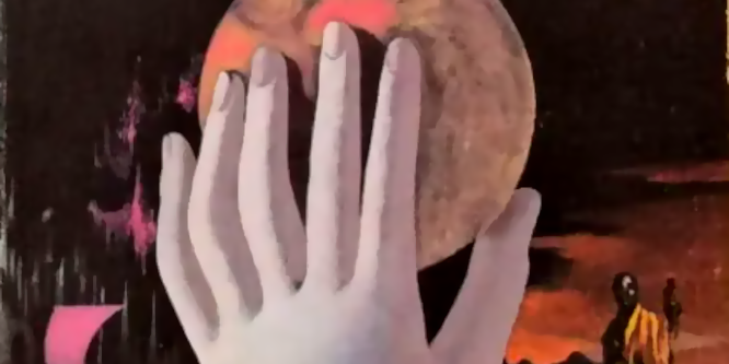 Bild: Hand mit sechs Fingern hält Mars neben Alien